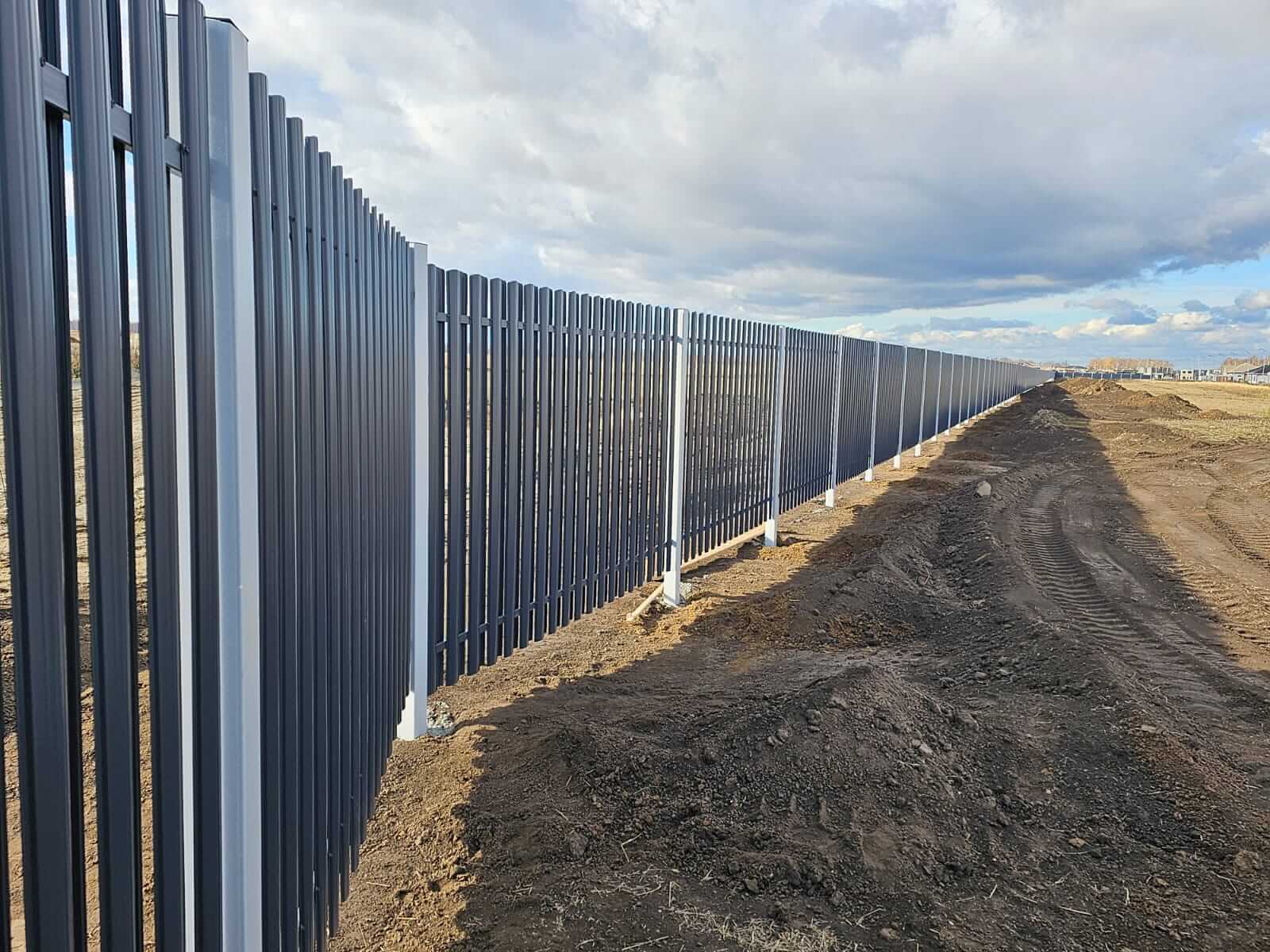 Забор из евроштакетника 234м RAL7024/7024 Серый Графит двусторонний фото 4 в Рязани
