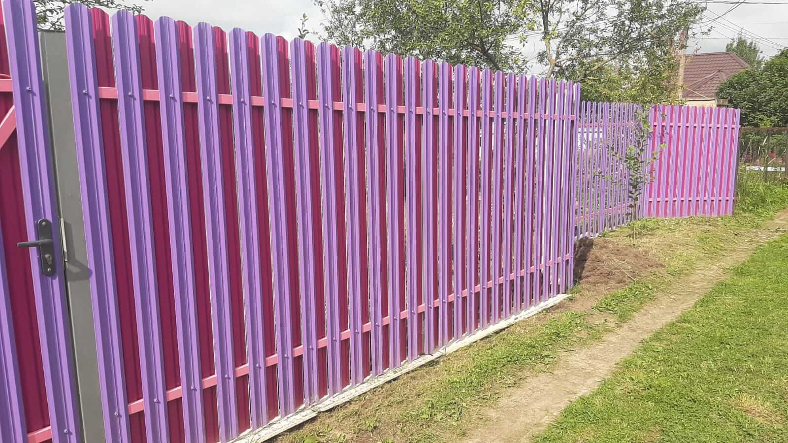 Двухцветный забор из евроштакетника 44м RAL4005 Сиреневый, RAL4006 Пурпурный фото 4 в Рязани