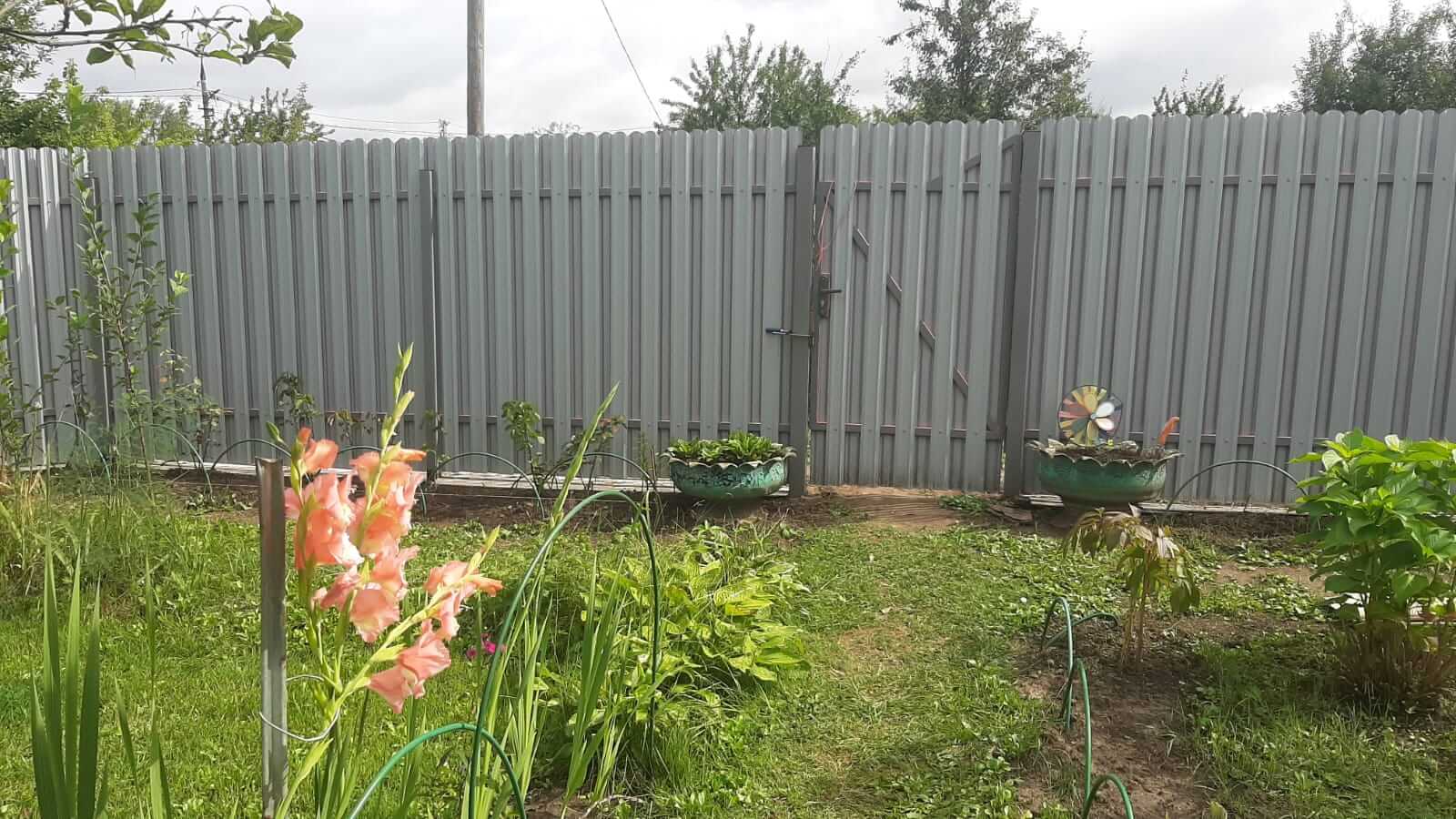 Двухцветный забор из евроштакетника 44м RAL4005 Сиреневый, RAL4006 Пурпурный фото 1 в Рязани