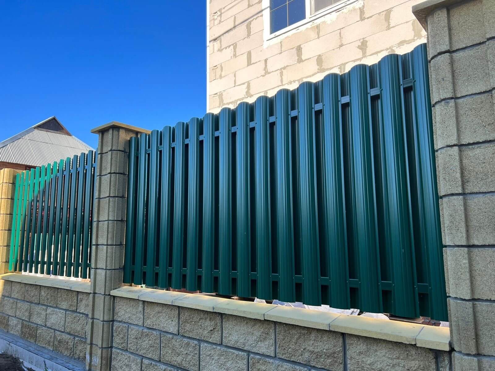 Забор из евроштакетника 22м RAL6005/6005 Зеленый Мох двусторонний фото 7 в Рязани