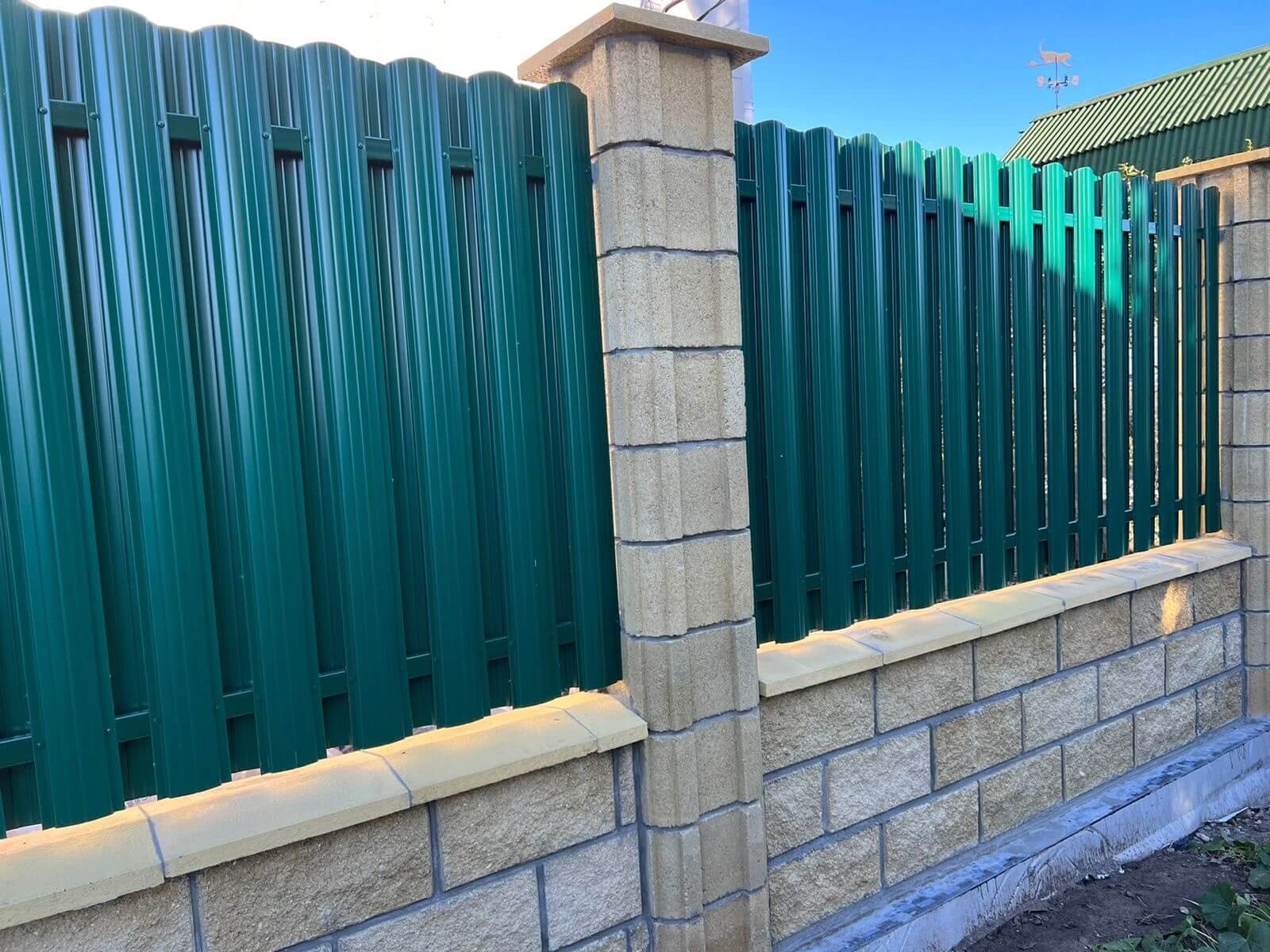 Забор из евроштакетника 22м RAL6005/6005 Зеленый Мох двусторонний фото 1 в Рязани