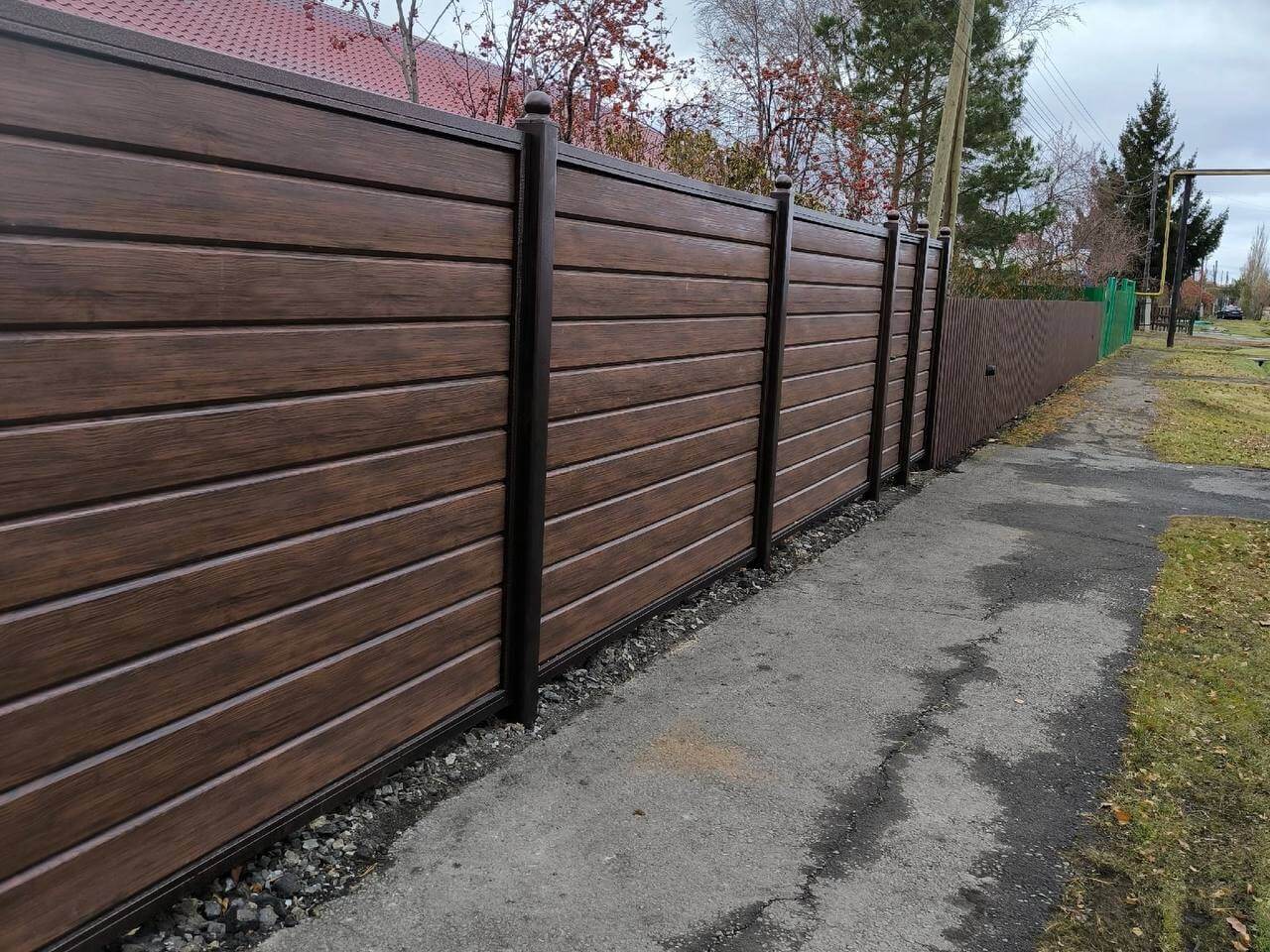 Забор из металлосайдинга Евро-Брус 46м Античное Дерево Принтек фото 1 в Рязани