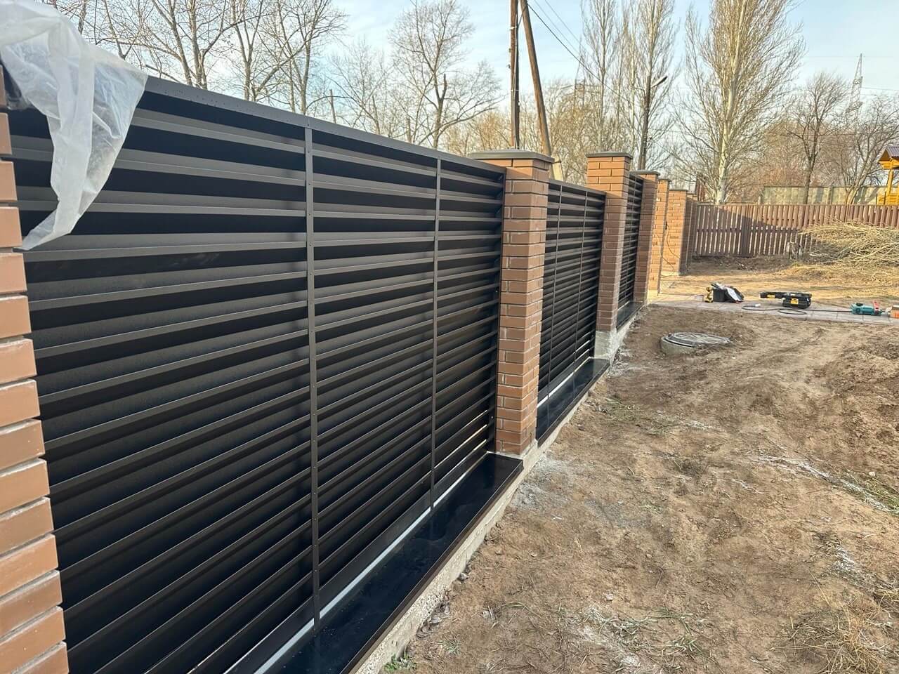 Забор-жалюзи из ламелей Хай-Тек 16м RAL9005/9005 Черный двусторонний МАТТЕ фото 1 в Рязани