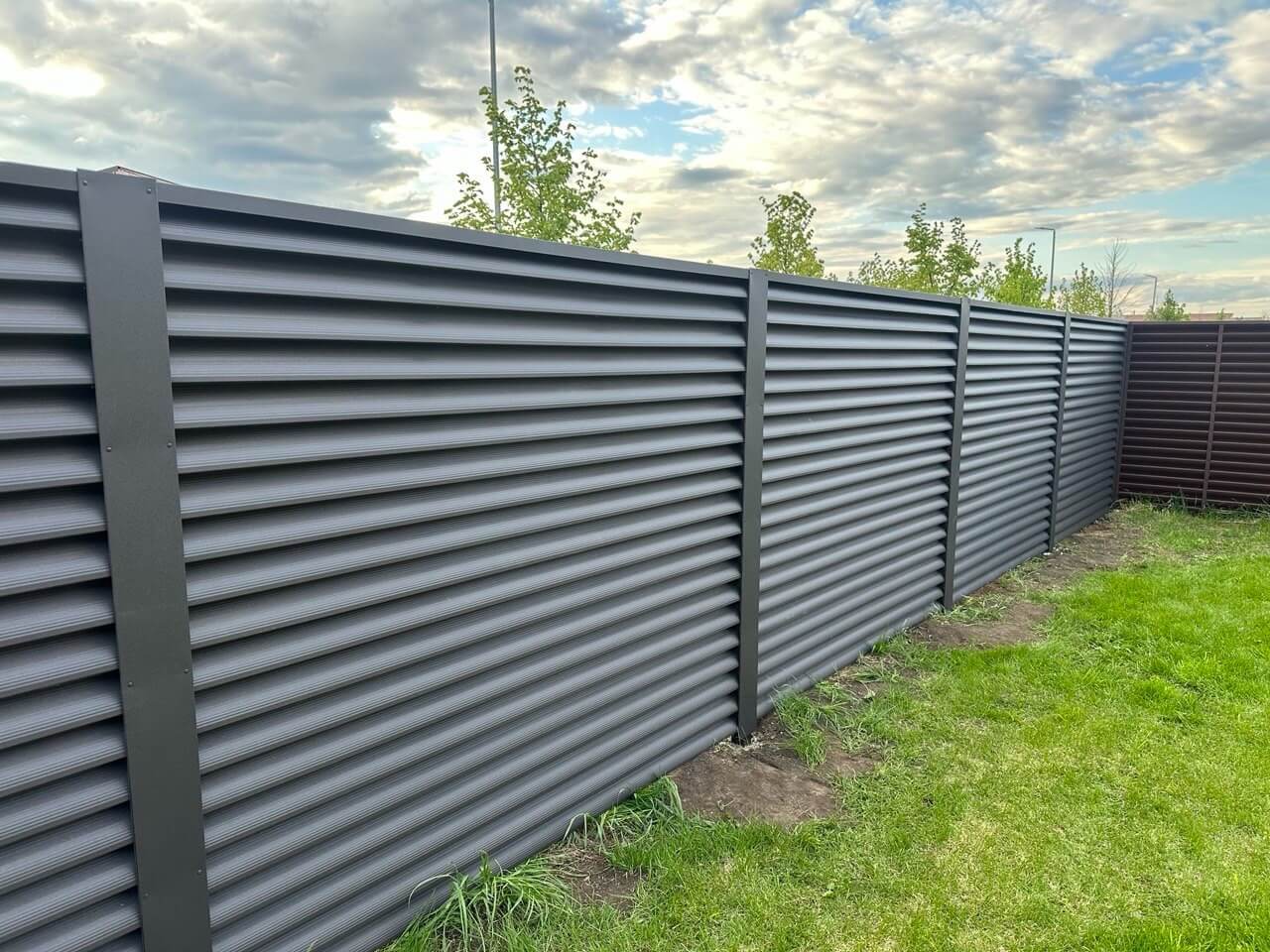 Забор из ламелей еврожалюзи 43м RAL8019/8019 Темный Шоколад двусторонний МАТТЕ фото 1 в Рязани