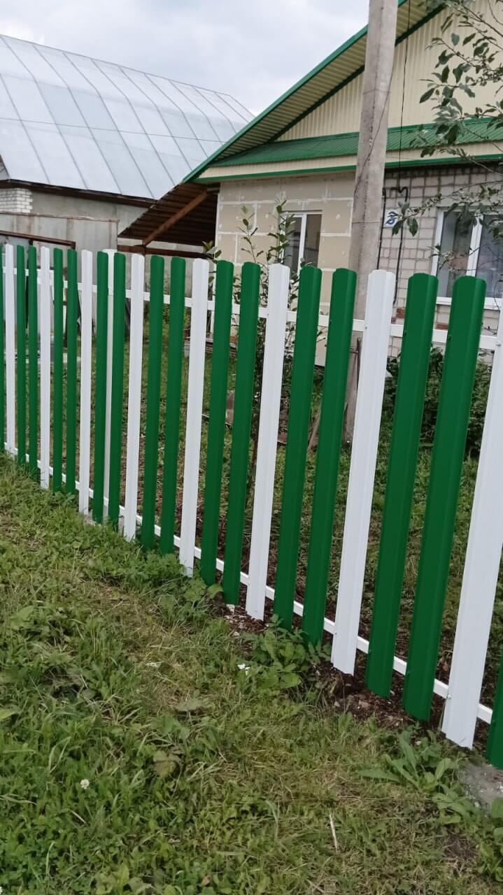 Забор из евроштакетника 10м RAL9003 Белый, RAL6029 Зеленая Мята фото 2 в Рязани