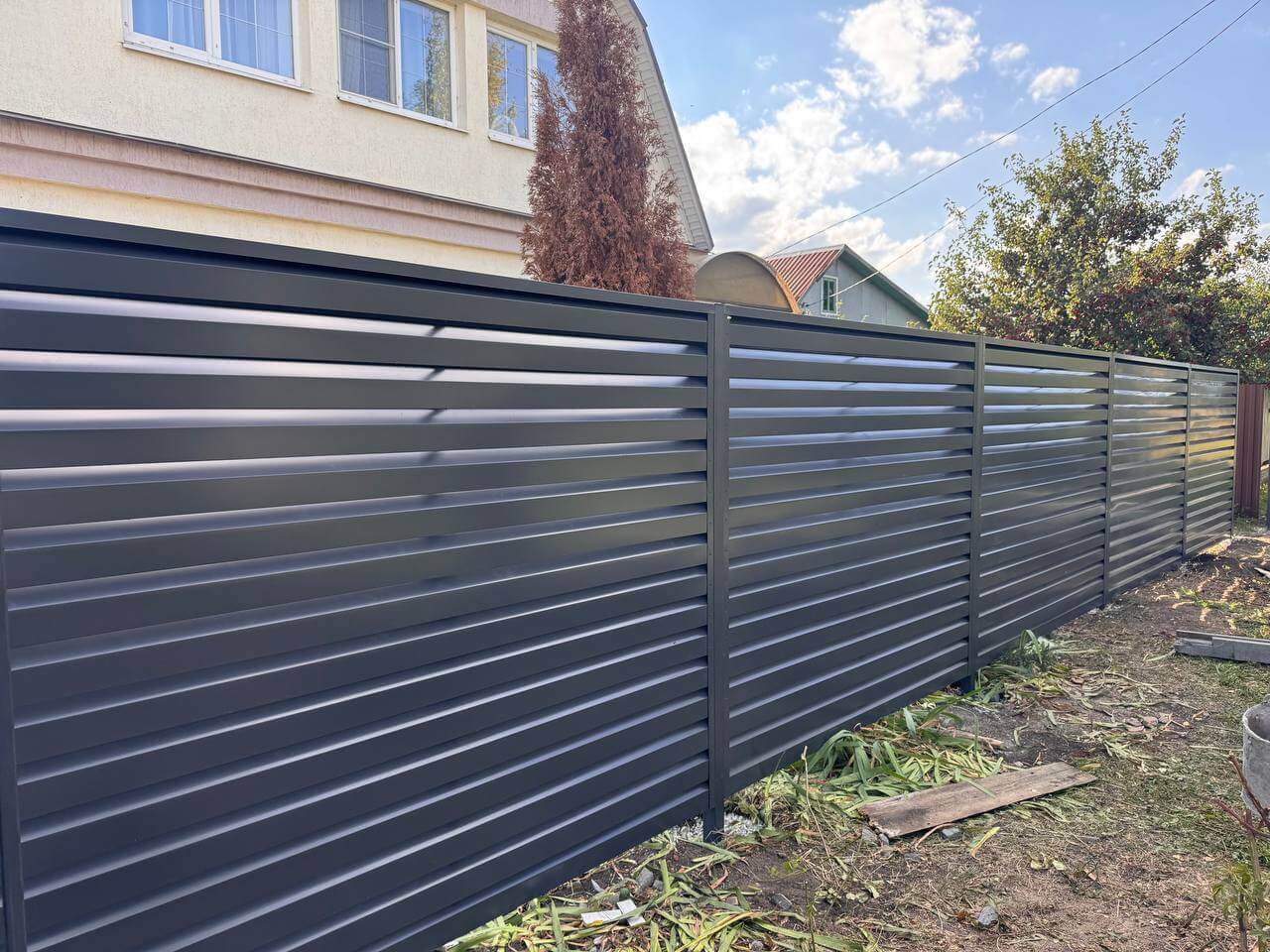 Забор-жалюзи из ламелей Хай-Тек 26м RAL7024/7024 Серый Графит двусторонний в Рязани