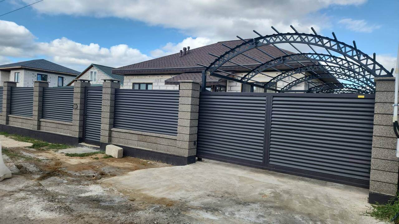 Забор-жалюзи из ламелей Реснички 27м RAL8019/8019 Темный Шоколад двусторонний МАТТЕ фото 2 в Рязани