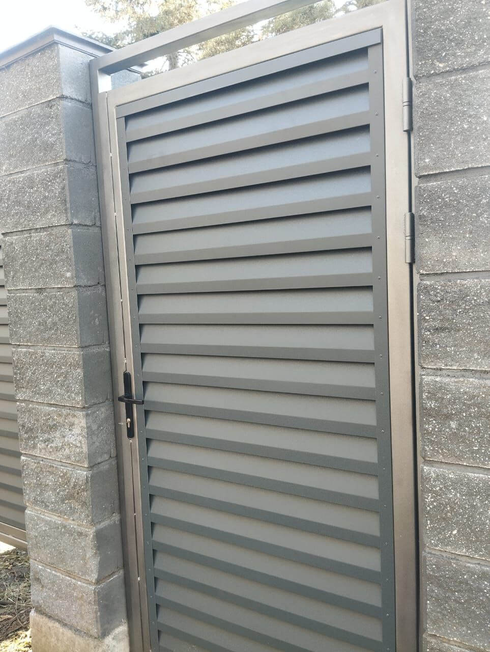 Откатные ворота с калиткой из ламелей Реснички RAL7024/7024 Серый Графит двусторонний МАТТЕ фото 2 в Рязани