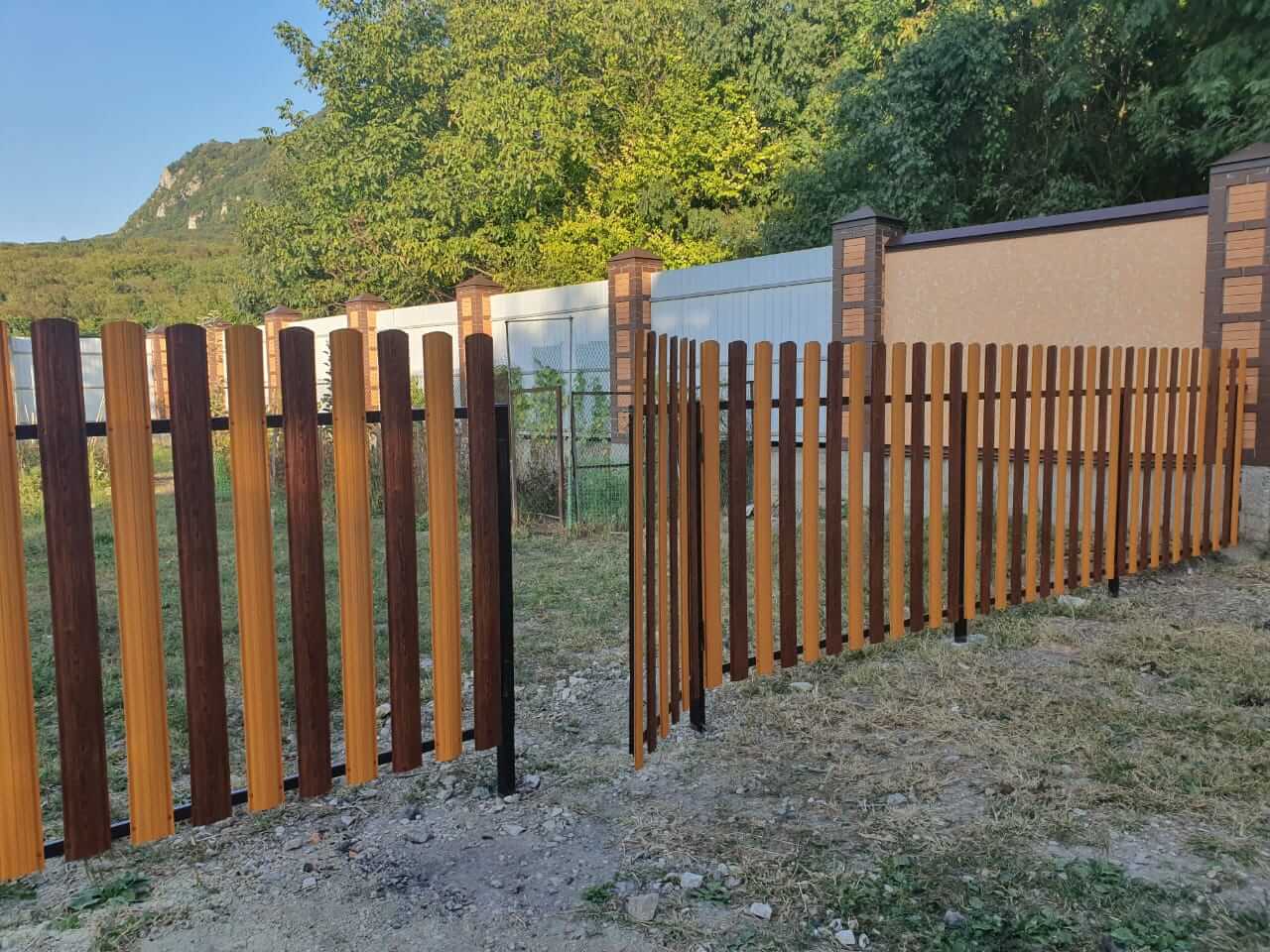Забор из евроштакетника 10м в двух цветах: Тик + Темное Дерево Printech фото 1 в Рязани