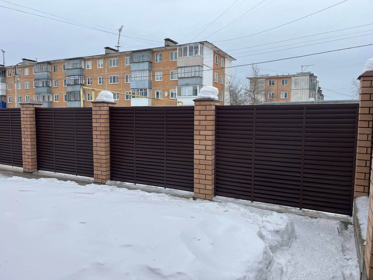 Забор-жалюзи из ламелей ЭКО-Z 87м RAL8017/8017 Шоколад двусторонний МАТТЕ фото 17 в Рязани