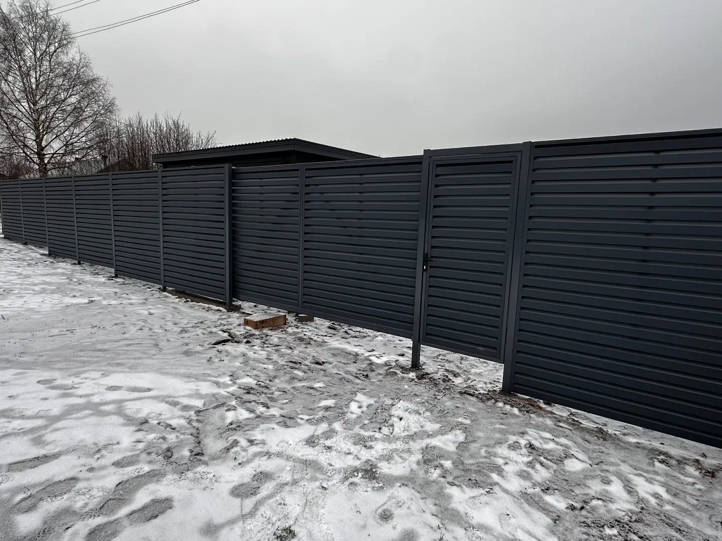 Забор-жалюзи из ламелей Хай-Тек 20м RAL7024/7024 Серый Графит двусторонний МАТТЕ фото 4 в Рязани