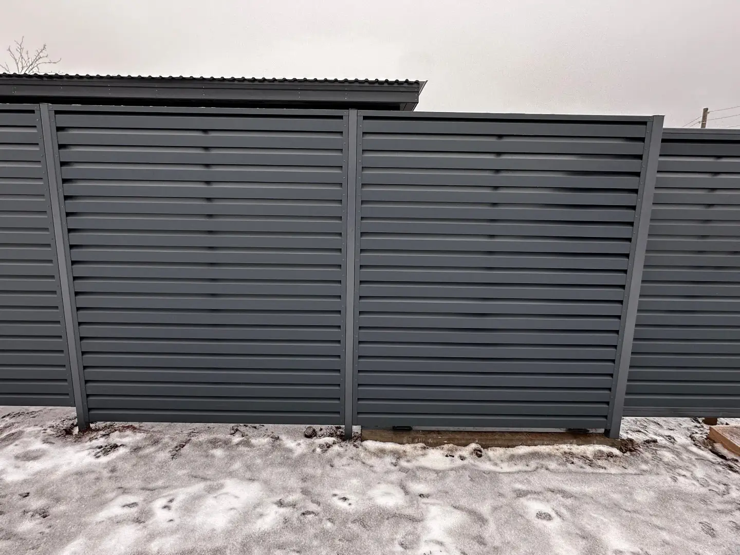 Забор-жалюзи из ламелей Хай-Тек 20м RAL7024/7024 Серый Графит двусторонний МАТТЕ фото 2 в Рязани