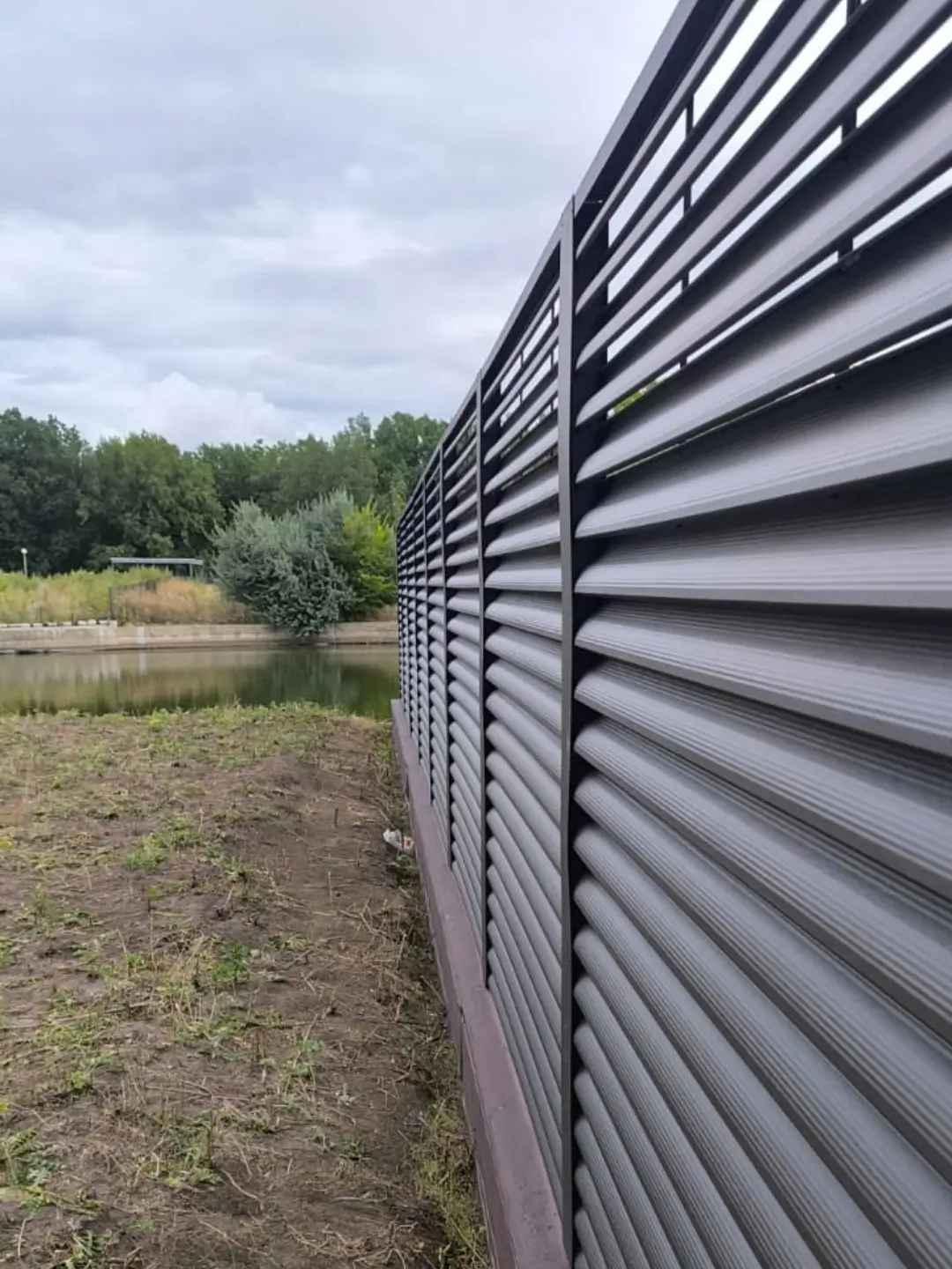 Забор-жалюзи из ламелей еврожалюзи 86м RAL8019/8019 Темный Шоколад двусторонний МАТТЕ фото 7 в Рязани