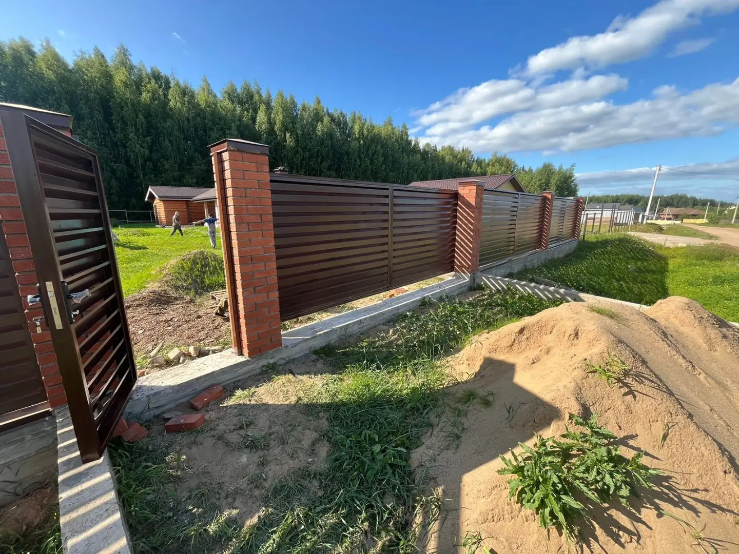 Забор-жалюзи из ламелей Хай-Тек 26м RAL8017/8017 Шоколад двусторонний фото 5 в Рязани