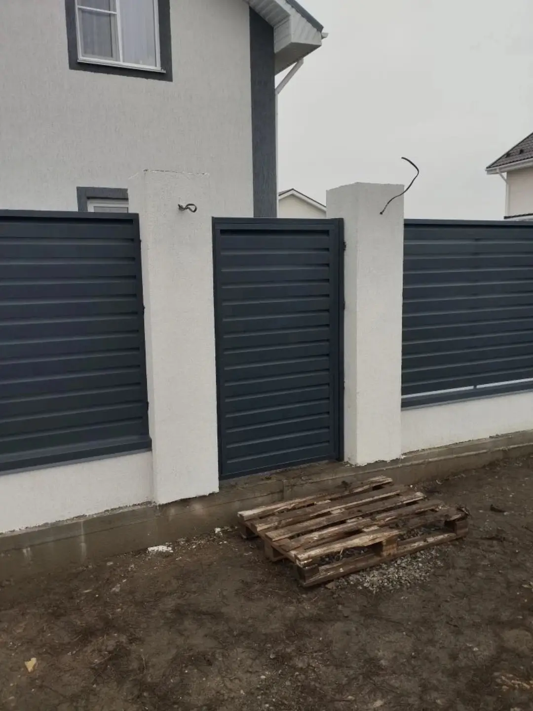 Забор-жалюзи из ламелей Хай-Тек 12м RAL7024 Серый Графит МАТТЕ фото 1 в Рязани