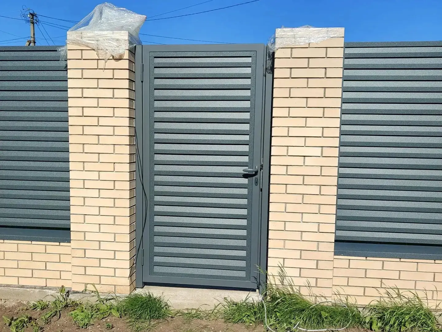 Забор-жалюзи из ламелей Реснички 16м RAL7024 Серый Графит Стальной Бархат фото 2 в Рязани