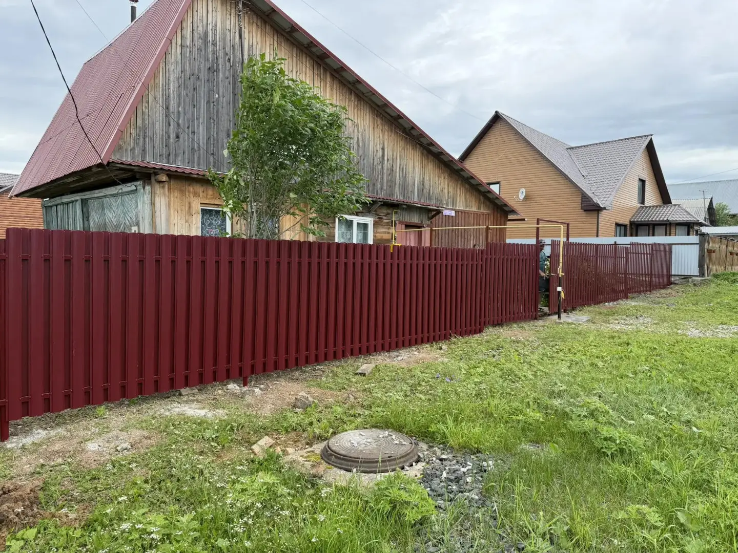 Забор из евроштакетника 24м RAL3005/3005 Красное Вино двусторонний фото 3 в Рязани